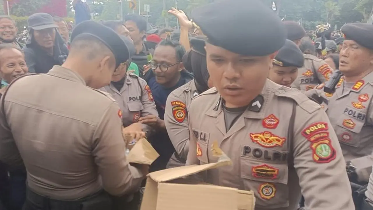 Polisi Berikan Roti dan Air Mineral dalam Aksi Ojol di Kedubes AS Polisi Berikan Roti dan Air Mineral dalam Aksi Ojol di Kedubes AS