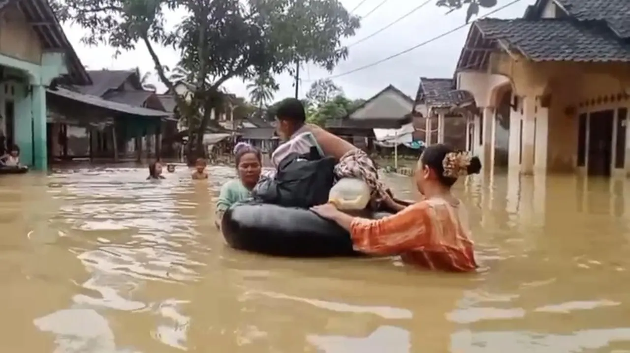 Banjir 5 Hari di Pandeglang: Warga Mengungsi, Penyakit Kulit Mengintai Banjir 5 Hari di Pandeglang: Warga Mengungsi, Penyakit Kulit Mengintai
