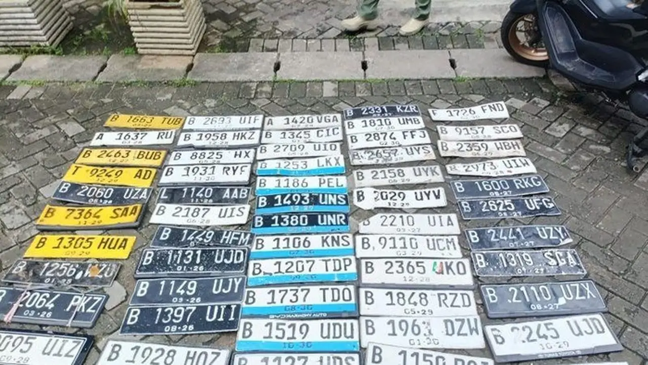 Satpol PP Sita 50 Pelat Nomor Kendaraan dari Tukang Tambal Ban di Kelapa Gading