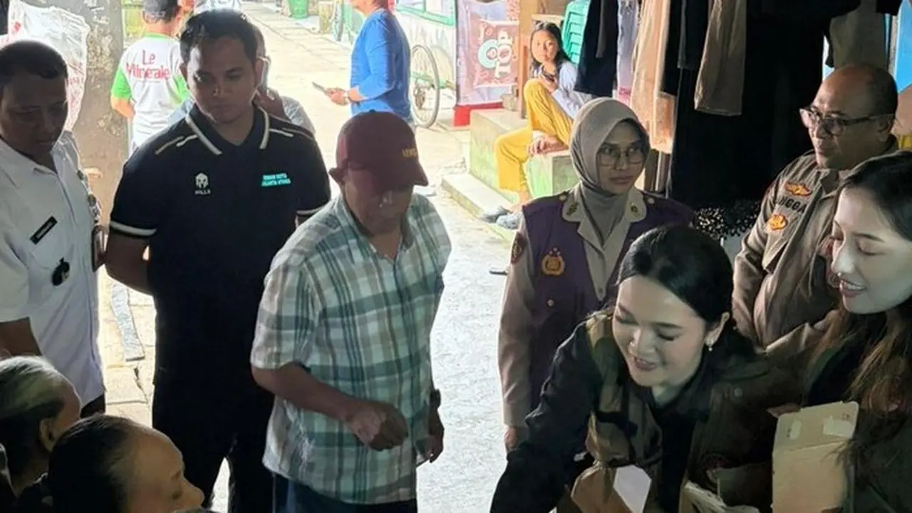 Tim Trauma Healing Polda Metro Jaya dan Mahasiswa UI Pulihkan Psikologis Korban Banjir Cilincing Tim Trauma Healing Polda Metro Jaya dan Mahasiswa UI Pulihkan Psikologis Korban Banjir Cilincing