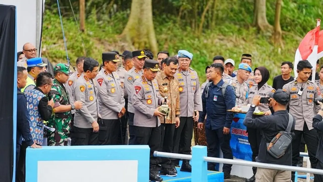 Kapolri Resmikan 19 Jembatan Merah Putih Presisi di Jawa Tengah, Permudah Mobilitas Warga Kapolri Resmikan 19 Jembatan Merah Putih Presisi di Jawa Tengah, Permudah Mobilitas Warga