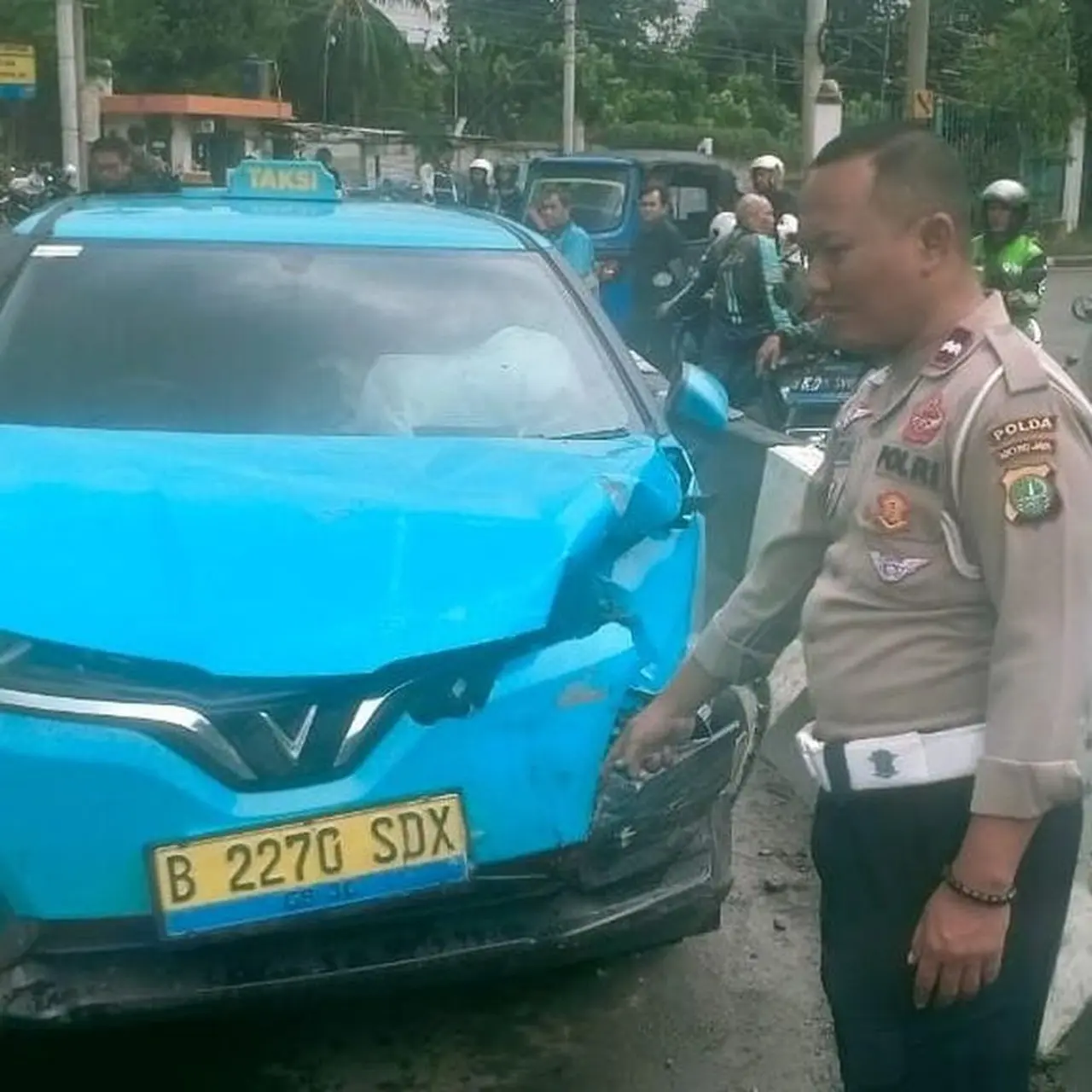 Taksi Listrik Ringsek Tertabrak Lokomotif KA Saat Terobos Perlintasan di Jakpus Taksi Listrik Ringsek Tertabrak Lokomotif KA Saat Terobos Perlintasan di Jakpus