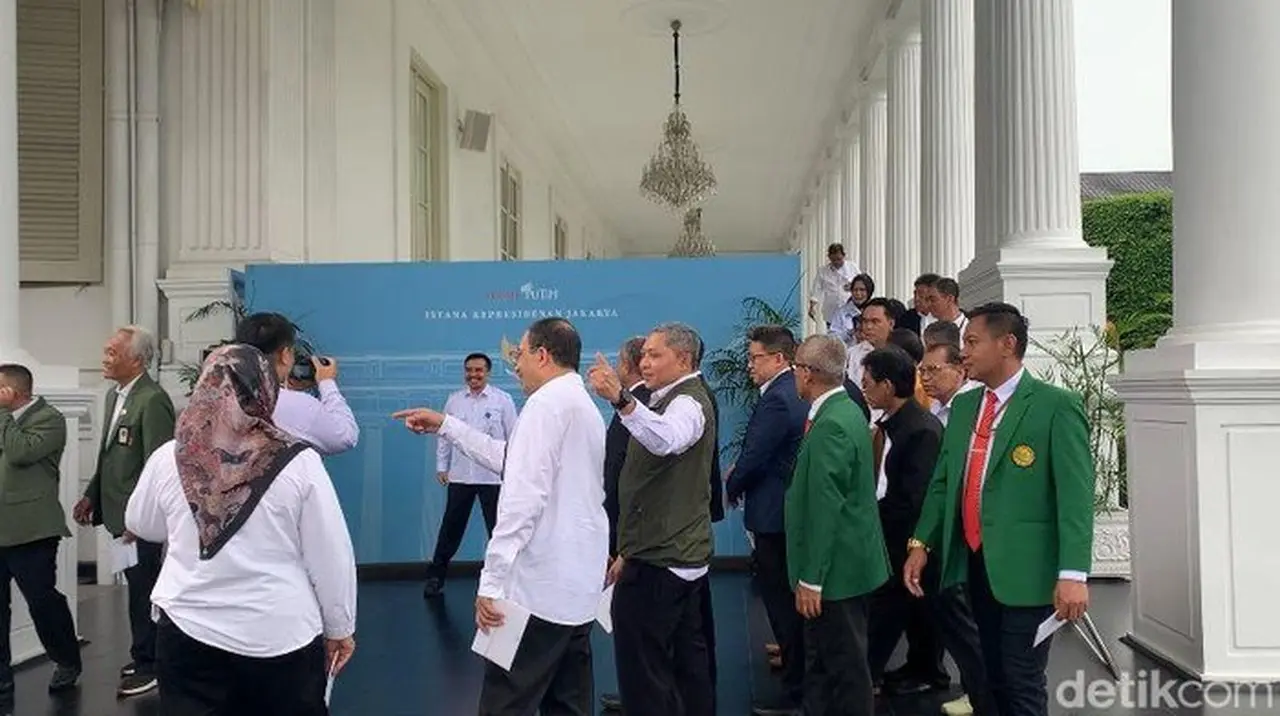 Prabowo Subianto Beri Taklimat Khusus Bidang Sosial Humaniora kepada 1.200 Rektor dan Guru Besar Prabowo Subianto Beri Taklimat Khusus Bidang Sosial Humaniora kepada 1.200 Rektor dan Guru Besar