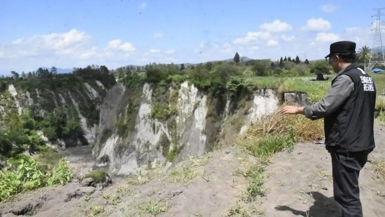 Lubang Raksasa Menganga di Aceh Tengah, Nyaris Capai Badan Jalan Simpang Balik-Blang Mancung Lubang Raksasa Menganga di Aceh Tengah, Nyaris Capai Badan Jalan Simpang Balik-Blang Mancung