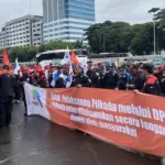 Demo Buruh di Depan DPR: Tuntut Revisi UMP, Tolak Pilkada Lewat DPRD