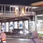 Mobil Lawan Arah di Jalur TransJakarta Matraman, Dipukul Mundur Bus TransJ