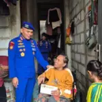 Polairud PMJ Berbagi Kursi Roda untuk Lansia Disabilitas di Pesisir Jakarta Utara