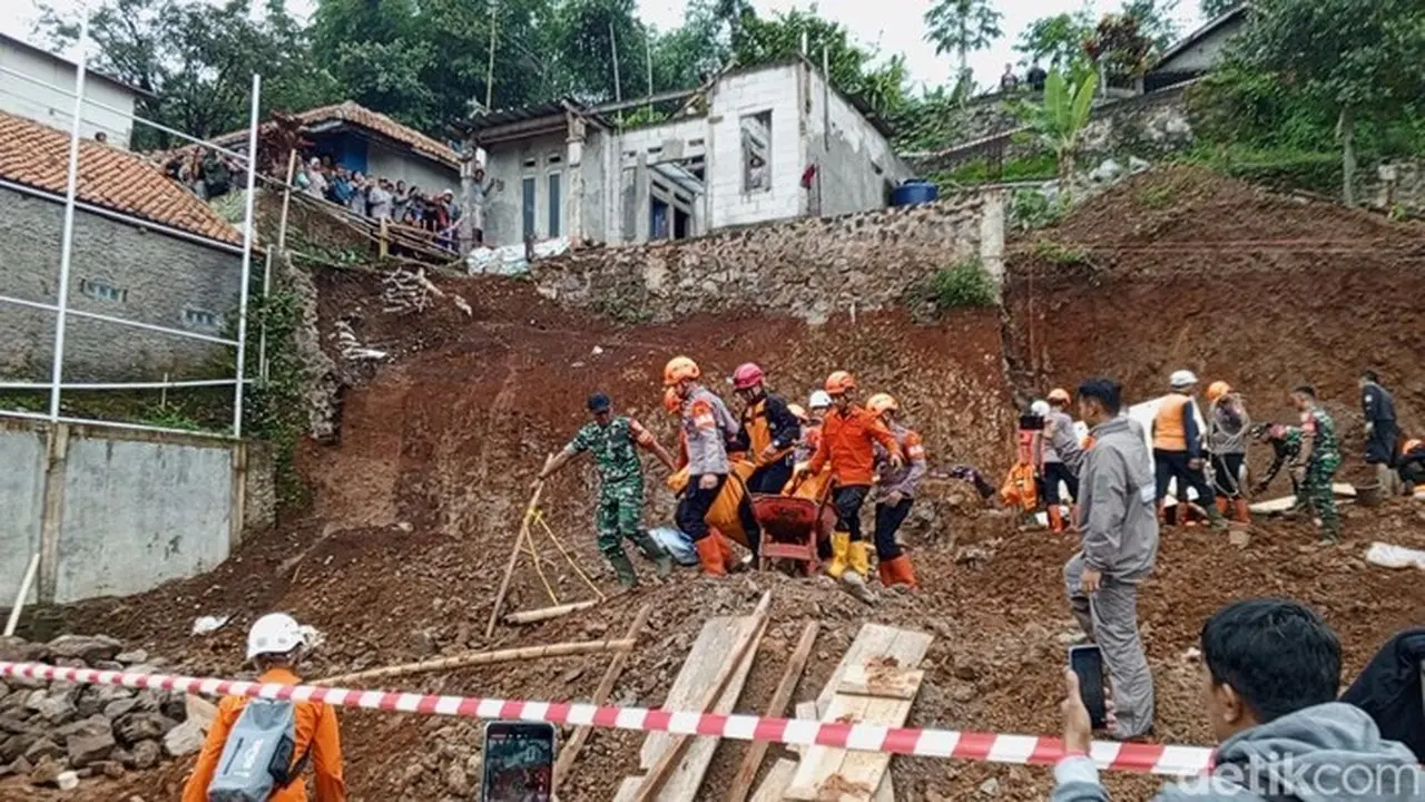 Tanah Longsor Jatinangor Sumedang Renggut 4 Nyawa Pekerja Lapangan Sepak Bola Tanah Longsor Jatinangor Sumedang Renggut 4 Nyawa Pekerja Lapangan Sepak Bola