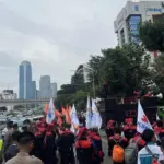 Massa Buruh Pindah Lokasi Demo dari DPR ke Kantor Kementerian Ketenagakerjaan