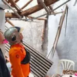 Atap Rumah Warga Tanah Sareal Bogor Ambruk Akibat Hujan Deras dan Bangunan Lapuk