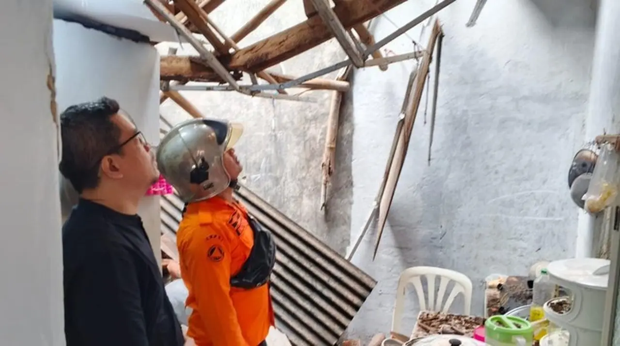 Atap Rumah Warga Tanah Sareal Bogor Ambruk Akibat Hujan Deras dan Bangunan Lapuk