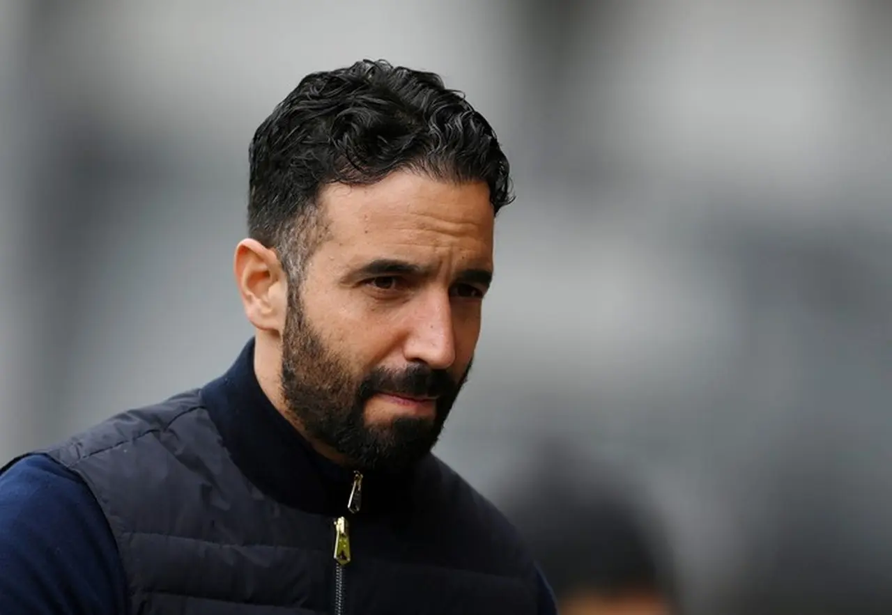 Dipecat Manchester United, Ruben Amorim Bungkam Saat Dihadang Media di Portugal