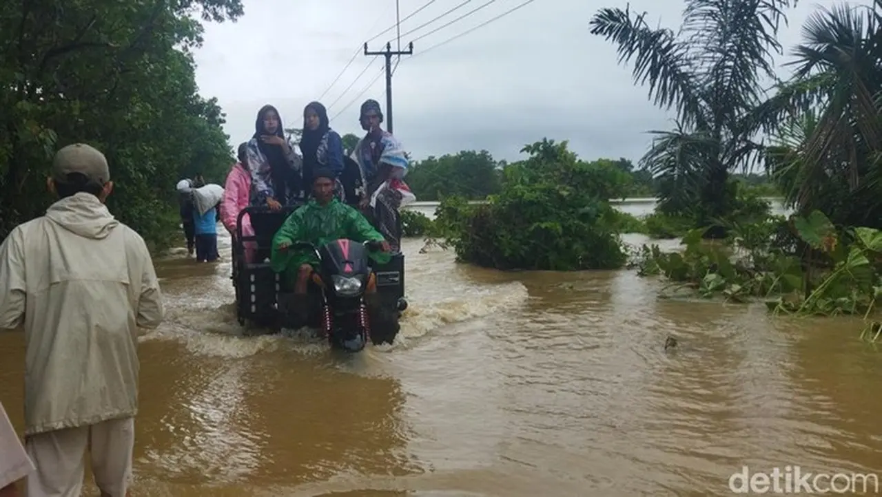 Banjir Pandeglang: Warga Manfaatkan Ojek Tossa untuk Jasa Antar Jemput dan Cari Cuan