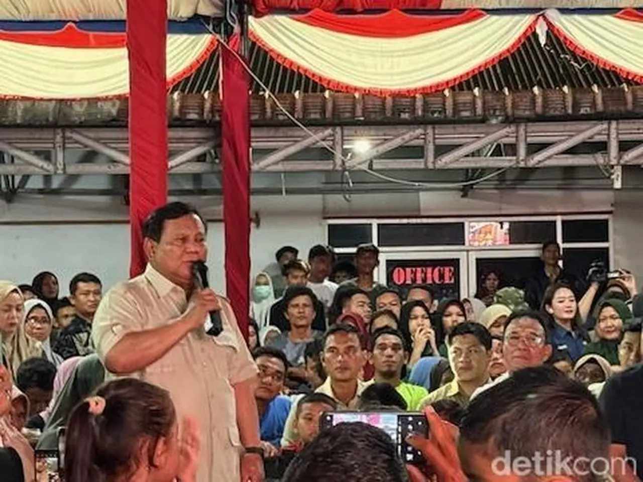 Prabowo Subianto Berjanji Tak Tinggalkan Pengungsi Tapsel: Pemerintahmu Akan Bersama Kalian Prabowo Subianto Berjanji Tak Tinggalkan Pengungsi Tapsel: Pemerintahmu Akan Bersama Kalian