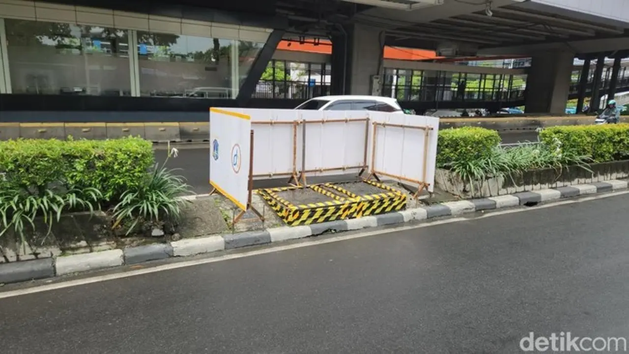 Tiang Monorel Mangkrak Puluhan Tahun di Rasuna Said Mulai Dibongkar Tiang Monorel Mangkrak Puluhan Tahun di Rasuna Said Mulai Dibongkar