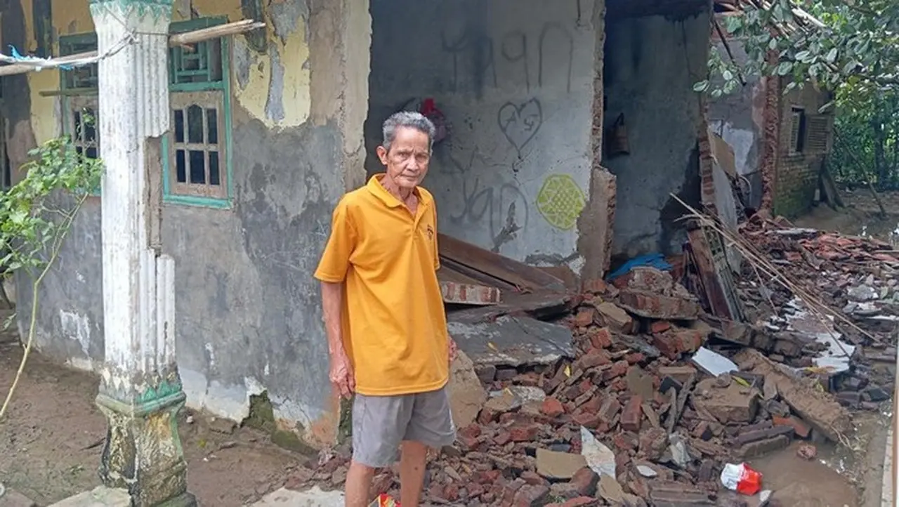 Banjir Sepekan di Pandeglang: 7 Rumah Ambruk, Warga Terpaksa Minum Air Hujan Banjir Sepekan di Pandeglang: 7 Rumah Ambruk, Warga Terpaksa Minum Air Hujan