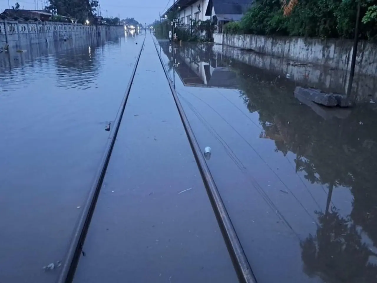Banjir Pekalongan Lumpuhkan KA Argo Merbabu, Perjalanan ke Kota Lain Tetap Berjalan Banjir Pekalongan Lumpuhkan KA Argo Merbabu, Perjalanan ke Kota Lain Tetap Berjalan
