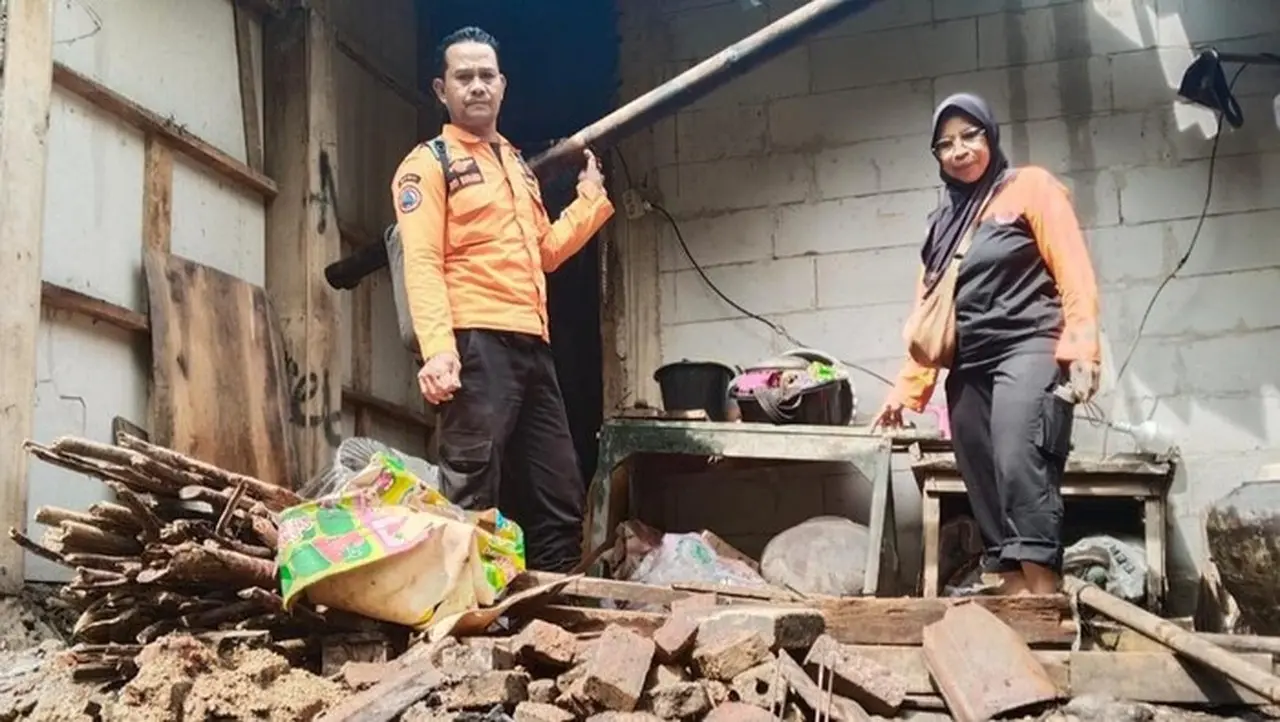 Tanah Bergerak di Rumpin Bogor Akibat Hujan Deras, Dapur Rumah Warga Ambruk Tanah Bergerak di Rumpin Bogor Akibat Hujan Deras, Dapur Rumah Warga Ambruk