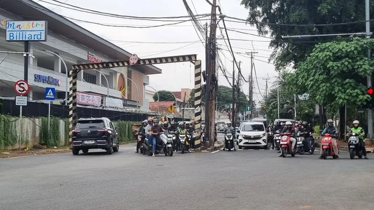 Aksi Lawan Arah di Lebak Bulus Picu Kemacetan dan Risiko Kecelakaan Aksi Lawan Arah di Lebak Bulus Picu Kemacetan dan Risiko Kecelakaan