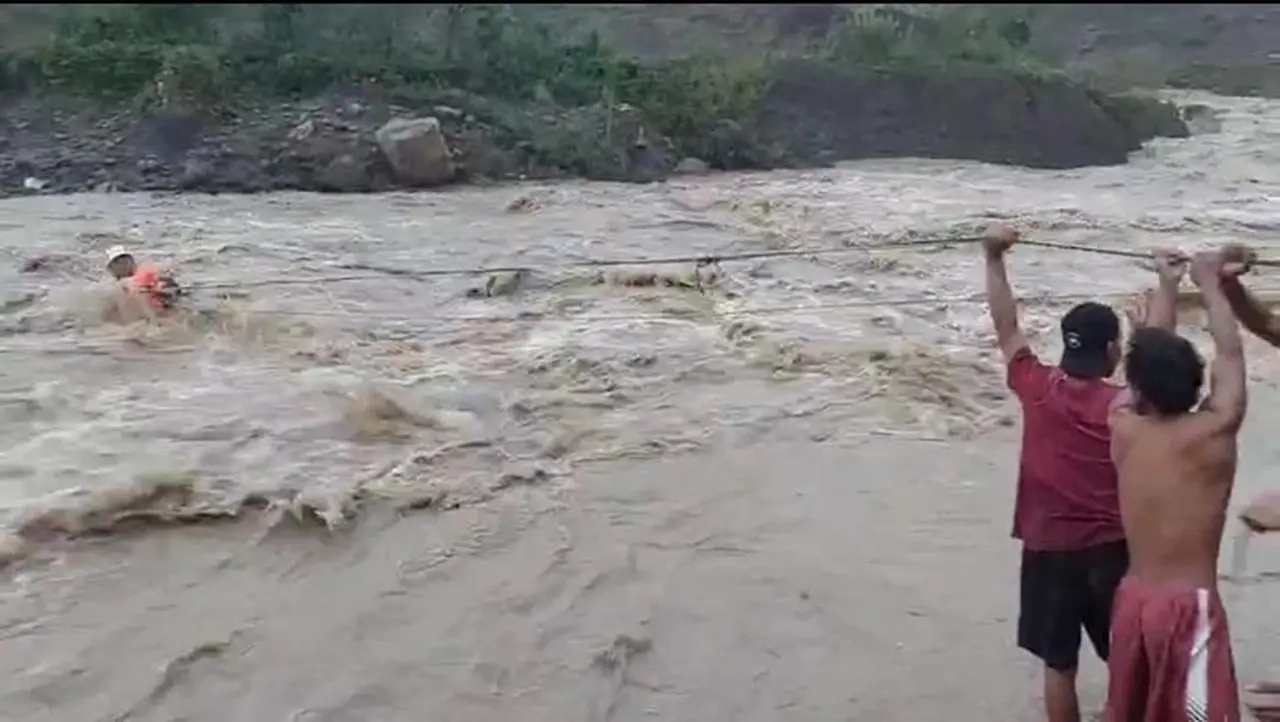 Tiga Pemancing Terjebak Arus Deras Curug Bogor, Evakuasi Dramatis Dilakukan Tiga Pemancing Terjebak Arus Deras Curug Bogor, Evakuasi Dramatis Dilakukan