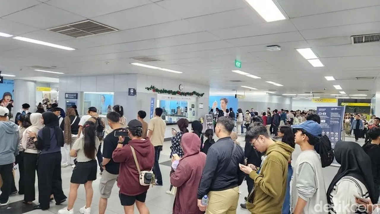 Usai Pesta Tahun Baru, Stasiun MRT Bundaran HI Membludak Dini Hari