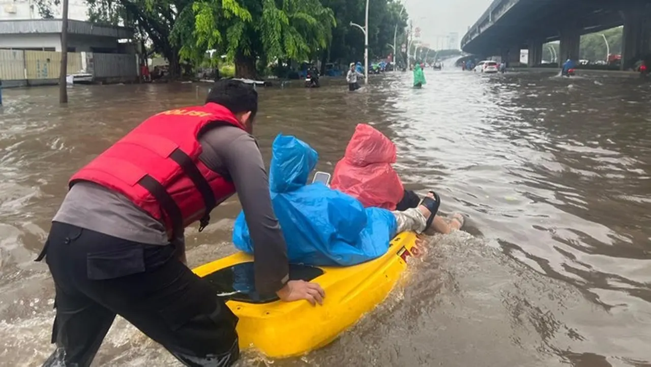Banjir Pulogadung dan Kebon Pala: Polisi Turunkan Perahu Bantu Warga Terdampak Banjir Pulogadung dan Kebon Pala: Polisi Turunkan Perahu Bantu Warga Terdampak