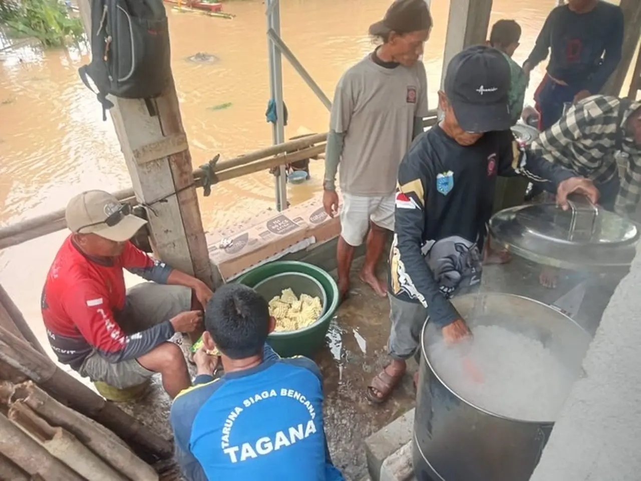 Kemensos Kirim Bantuan Logistik Rp515 Juta untuk Korban Banjir Pandeglang Kemensos Kirim Bantuan Logistik Rp515 Juta untuk Korban Banjir Pandeglang