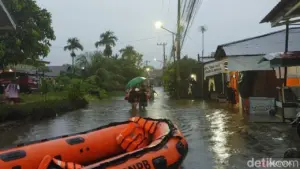 Banjir Bandang Terjang Padang, Ratusan Warga Dadok Tunggul Hitam Dievakuasi ke Tempat Aman