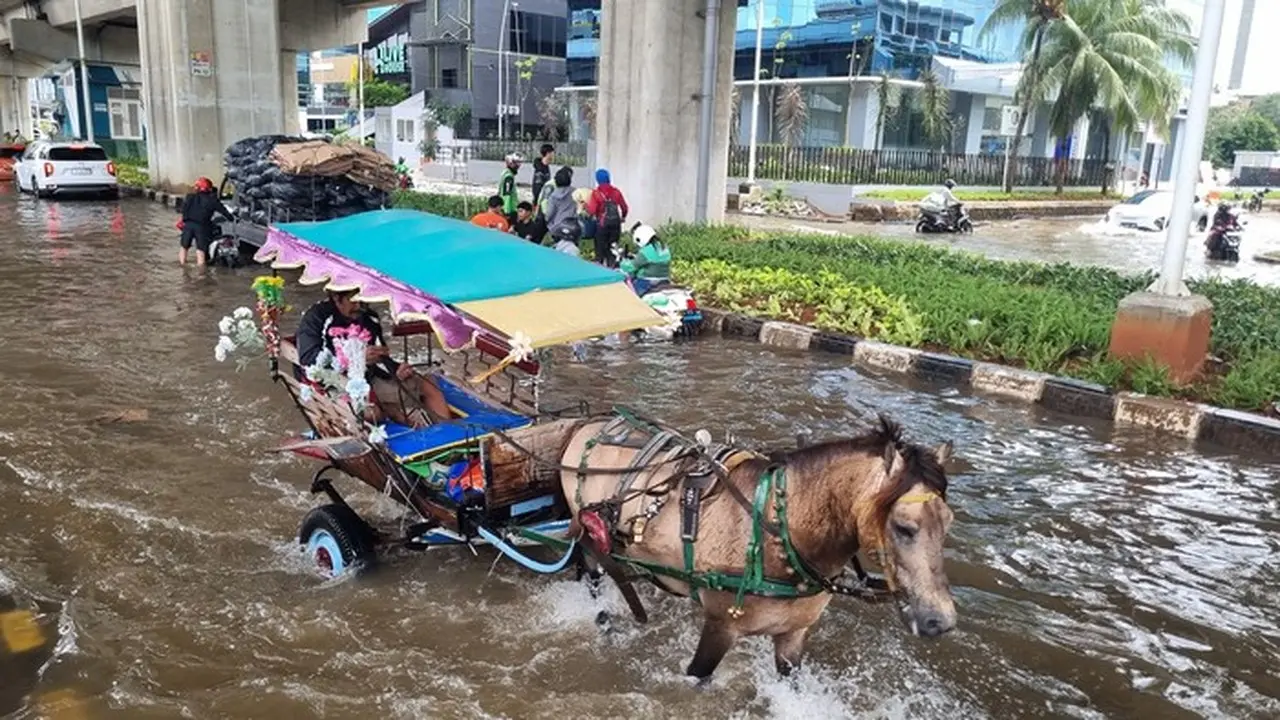 Banjir Kelapa Gading: Motor Mogok, Delman Melenggang di Tengah Genangan Air 30 Cm Banjir Kelapa Gading: Motor Mogok, Delman Melenggang di Tengah Genangan Air 30 Cm
