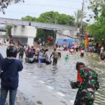 Jalan Gunung Sahari Jakarta Pusat Terendam Banjir, Warga Terpaksa Gunakan Perahu Karet