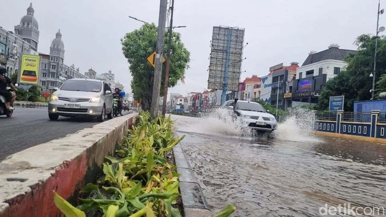 Banjir 30 Cm di Depan Balai Samudera Jakut, Contraflow Diberlakukan Banjir 30 Cm di Depan Balai Samudera Jakut, Contraflow Diberlakukan