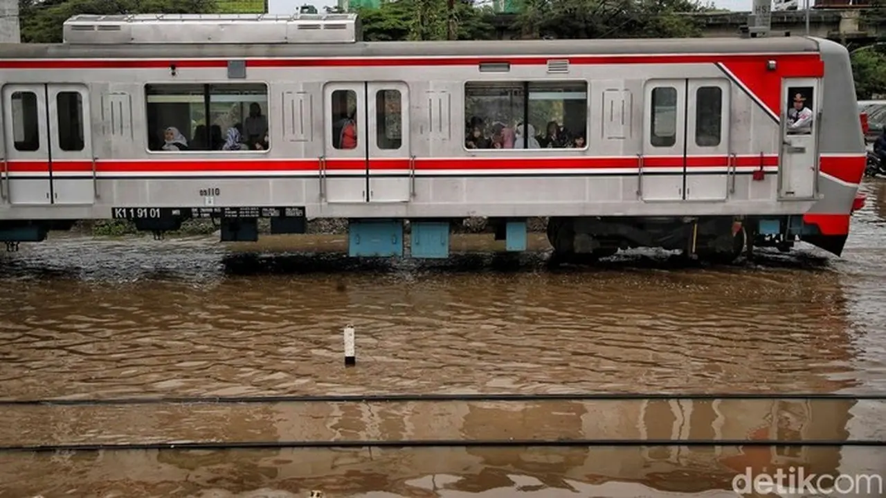 Banjir Rendam Rel, Perjalanan KRL ke Tanjung Priok Dihentikan Sementara Banjir Rendam Rel, Perjalanan KRL ke Tanjung Priok Dihentikan Sementara