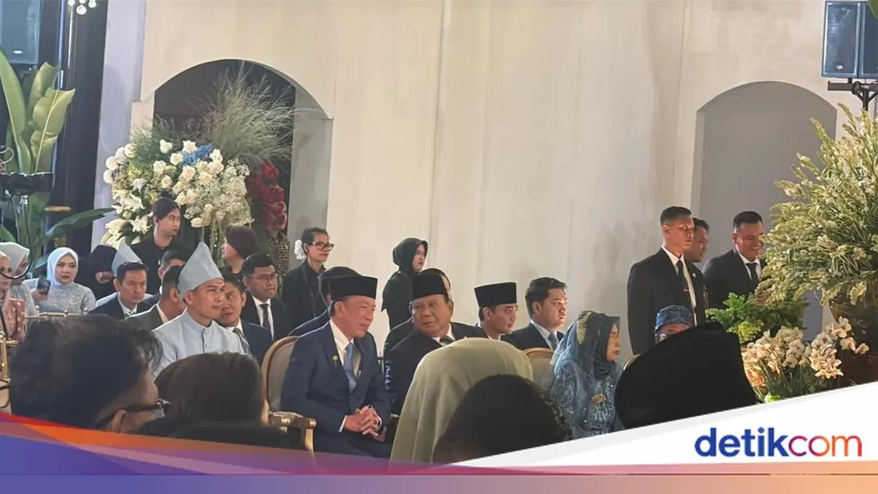 Momen Hangat Prabowo dan Jokowi Berbincang Usai Jadi Saksi Nikah Sekpri Prabowo