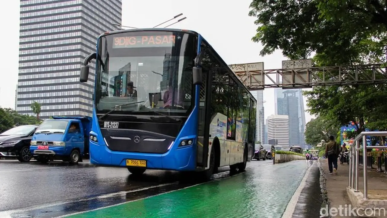 Banjir Jakarta: Sejumlah Rute TransJakarta Dialihkan Akibat Genangan Air Banjir Jakarta: Sejumlah Rute TransJakarta Dialihkan Akibat Genangan Air