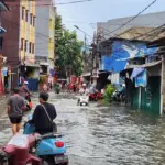 Banjir Pademangan Jakarta Utara: Warga Terpaksa Dorong Motor Lewati Genangan Air