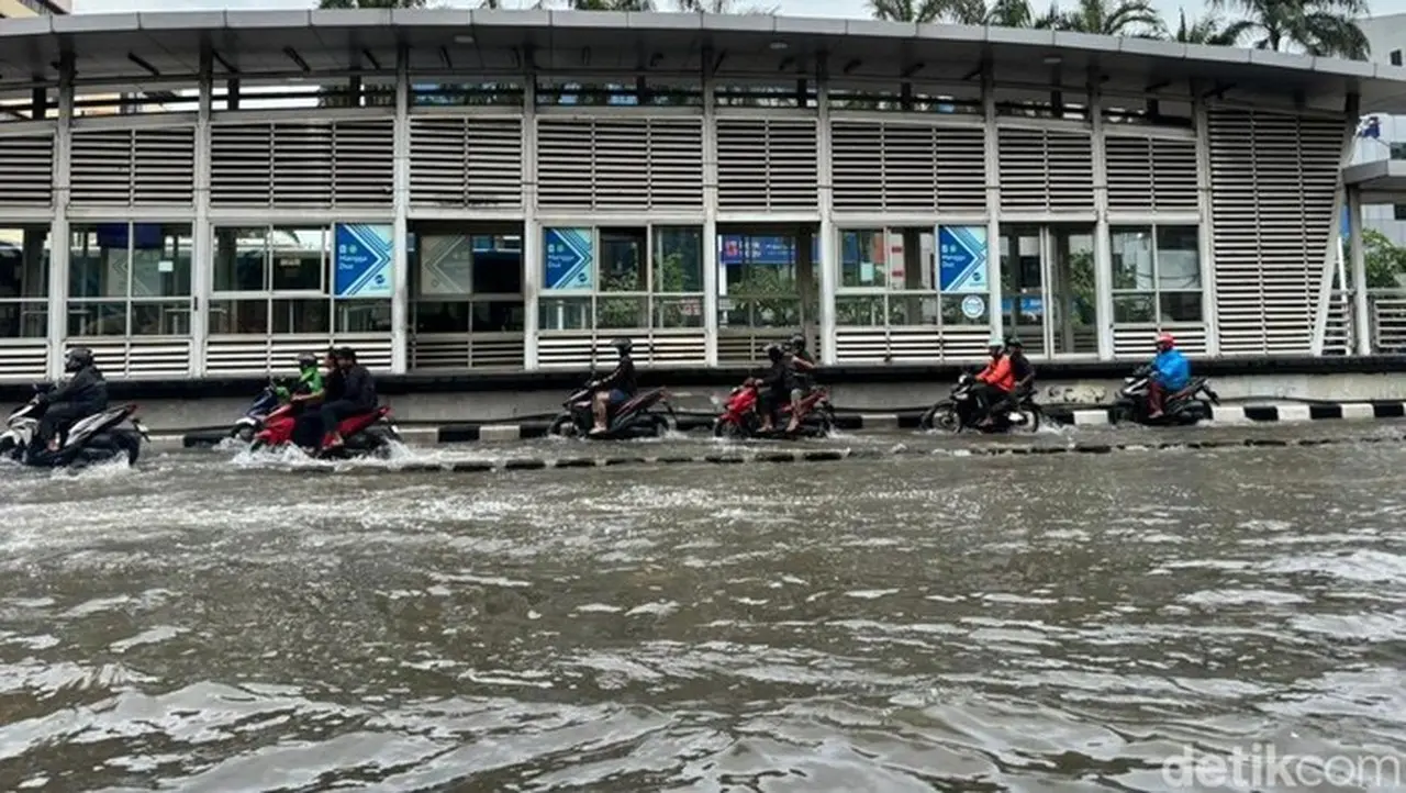 Banjir Landa Jakarta Barat, 388 Warga Terpaksa Mengungsi Akibat Hujan Deras Banjir Landa Jakarta Barat, 388 Warga Terpaksa Mengungsi Akibat Hujan Deras