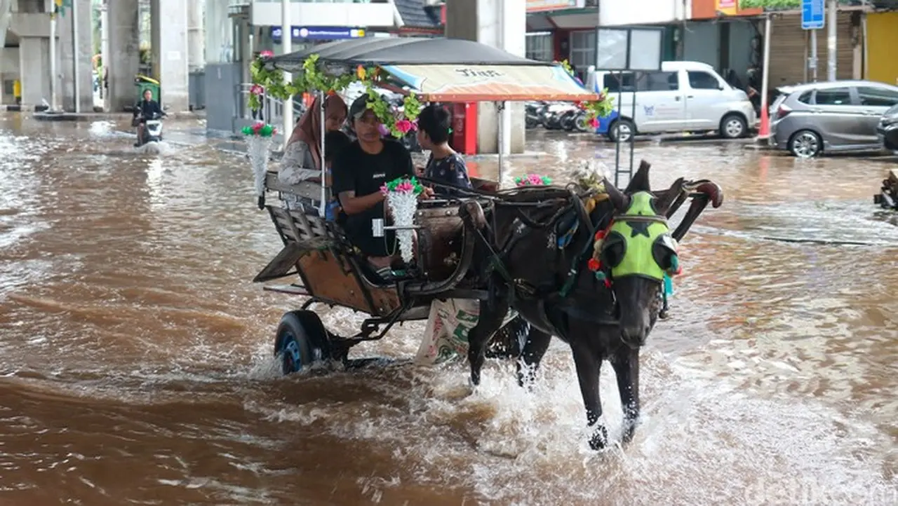 Banjir Meluas di Jakarta: 48 RT dan 29 Ruas Jalan Tergenang Akibat Hujan Deras Banjir Meluas di Jakarta: 48 RT dan 29 Ruas Jalan Tergenang Akibat Hujan Deras