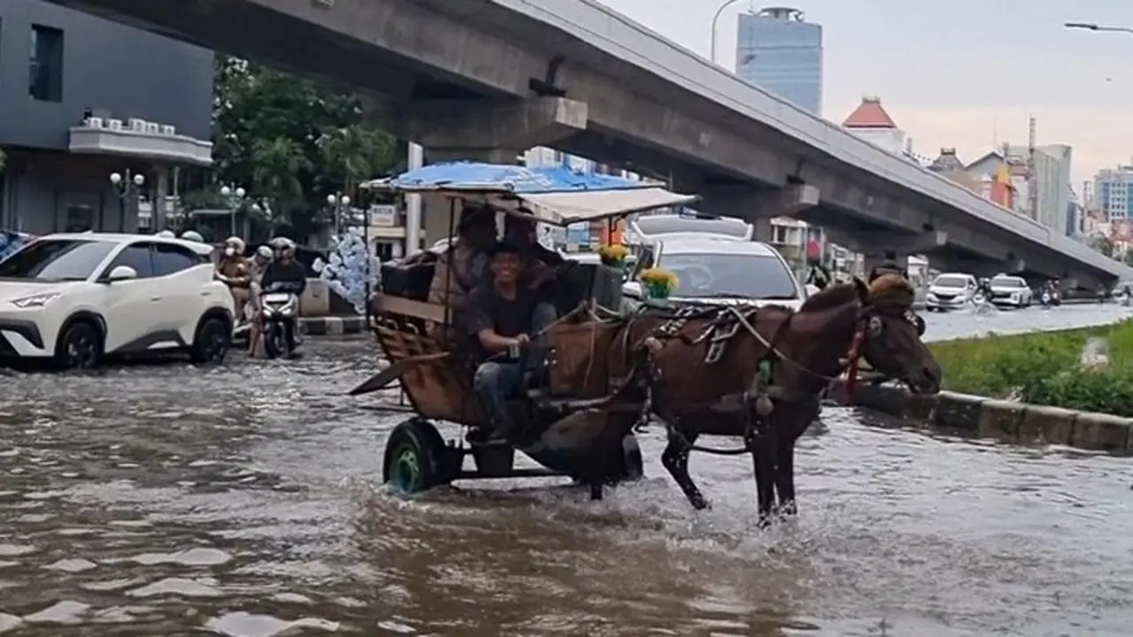 Banjir Kelapa Gading Jadi Ladang Cuan Kusir Delman, Tarif Sekali Angkut Rp 100 Ribu Banjir Kelapa Gading Jadi Ladang Cuan Kusir Delman, Tarif Sekali Angkut Rp 100 Ribu