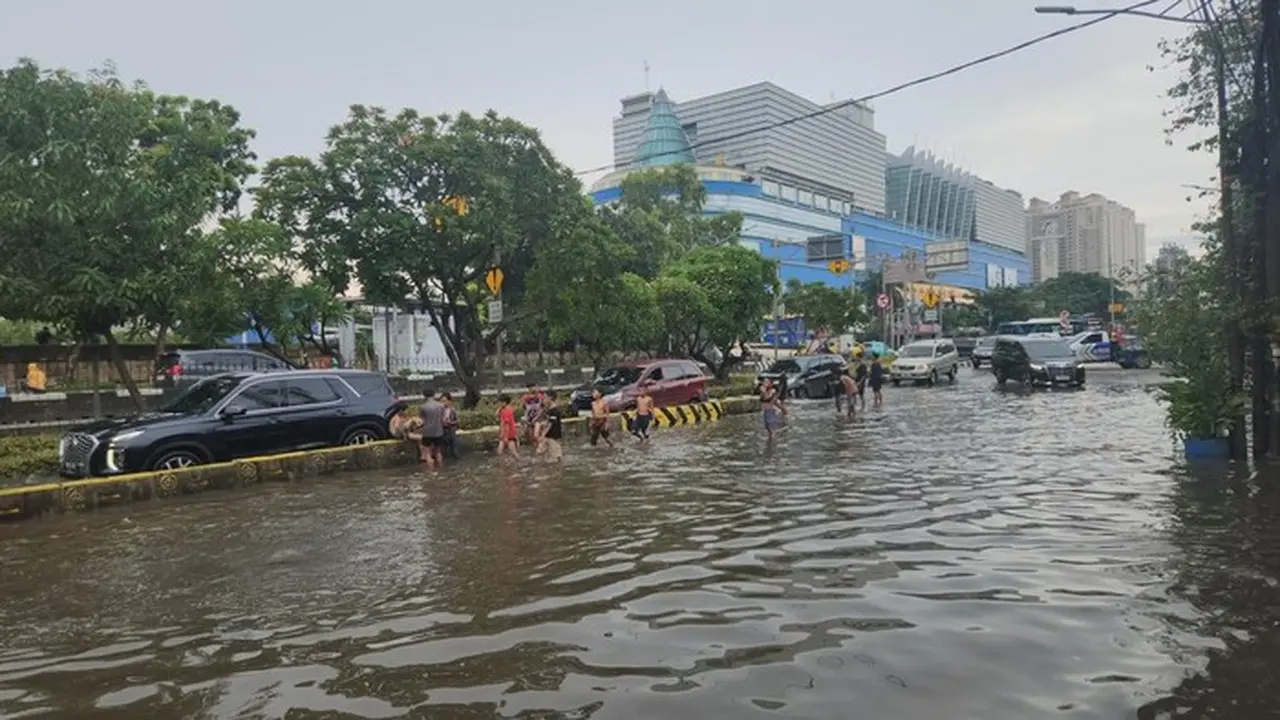 Banjir Gunung Sahari Jakarta Surut, Mobil Kembali Melintas Lancar Banjir Gunung Sahari Jakarta Surut, Mobil Kembali Melintas Lancar