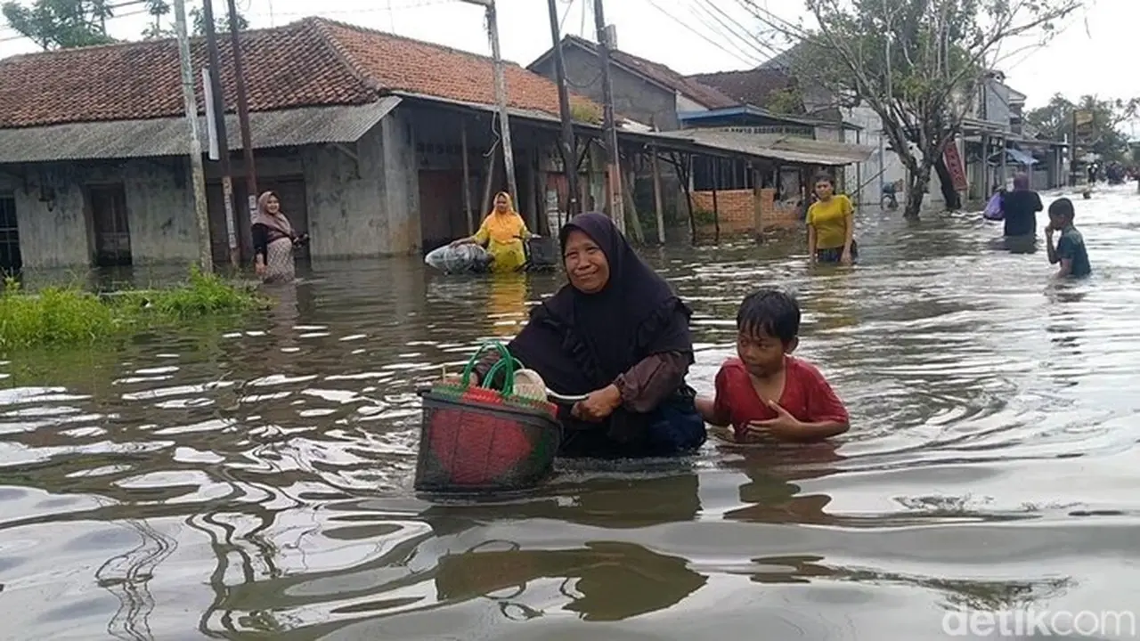 Banjir Pekalongan Meluas, Ketinggian Air Capai 1 Meter Rendam Ratusan Rumah Warga Banjir Pekalongan Meluas, Ketinggian Air Capai 1 Meter Rendam Ratusan Rumah Warga