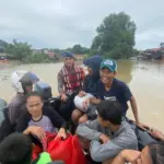 Banjir Bekasi: Brimob Polda Metro Jaya Evakuasi Warga Terdampak Luapan Kali Ulu