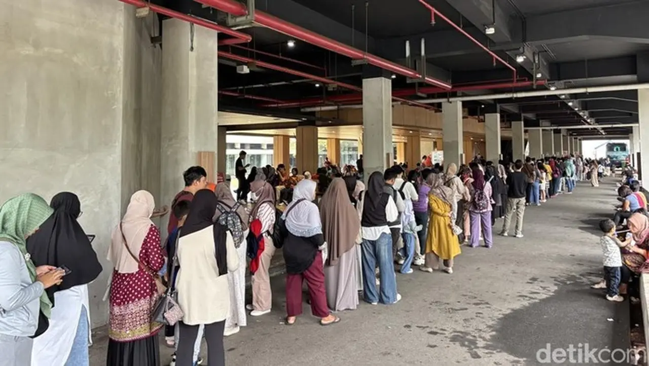 Antrean Semrawut di Planetarium TIM, Pengunjung Kecewa Tiket Habis hingga Calo Berkeliaran Antrean Semrawut di Planetarium TIM, Pengunjung Kecewa Tiket Habis hingga Calo Berkeliaran
