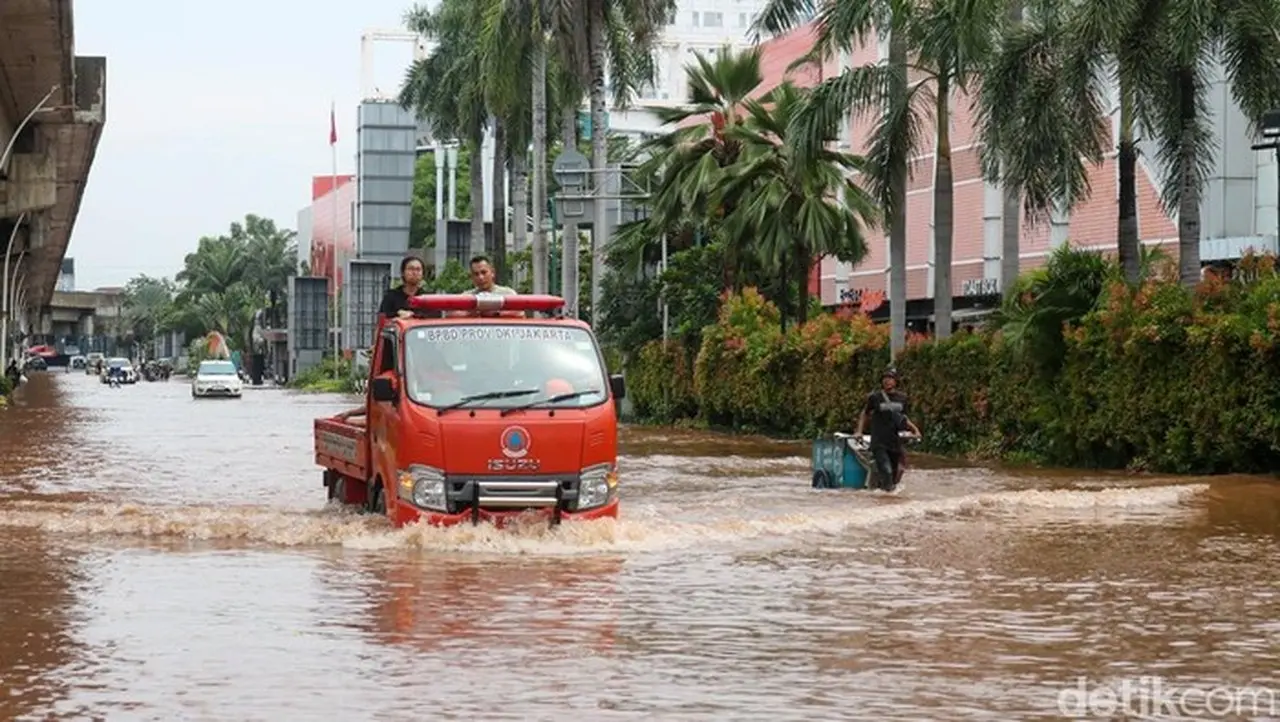 Banjir Jakarta Utara: 4 RT dan 12 Ruas Jalan Masih Tergenang Hingga Malam Ini Banjir Jakarta Utara: 4 RT dan 12 Ruas Jalan Masih Tergenang Hingga Malam Ini