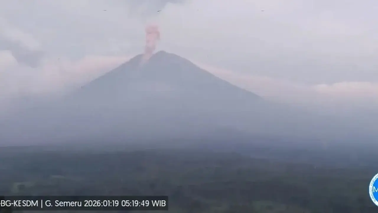 Gunung Semeru Meletus 6 Kali dalam Semalam, Kolom Abu Vulkanik Capai 1 Km Gunung Semeru Meletus 6 Kali dalam Semalam, Kolom Abu Vulkanik Capai 1 Km