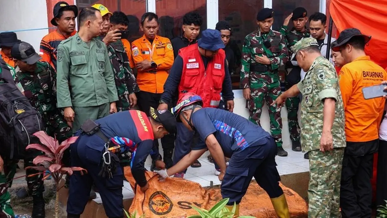 Jenazah Korban Pesawat ATR 42-500 Dievakuasi Lewat Jalur Darat Akibat Cuaca Buruk Jenazah Korban Pesawat ATR 42-500 Dievakuasi Lewat Jalur Darat Akibat Cuaca Buruk