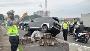Mobil Listrik Oleng Tabrak Pembatas Jalan Kalibata, Lalu Lintas Jakarta Selatan Macet Parah