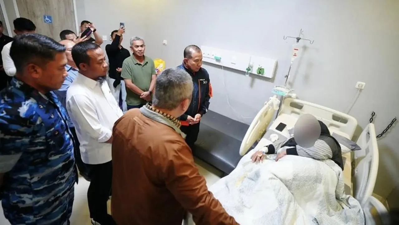 Ibunda Kopilot ATR 42-500 Jatuh Sakit, Menhub dan Gubernur Sulsel Jenguk di RS Ibunda Kopilot ATR 42-500 Jatuh Sakit, Menhub dan Gubernur Sulsel Jenguk di RS