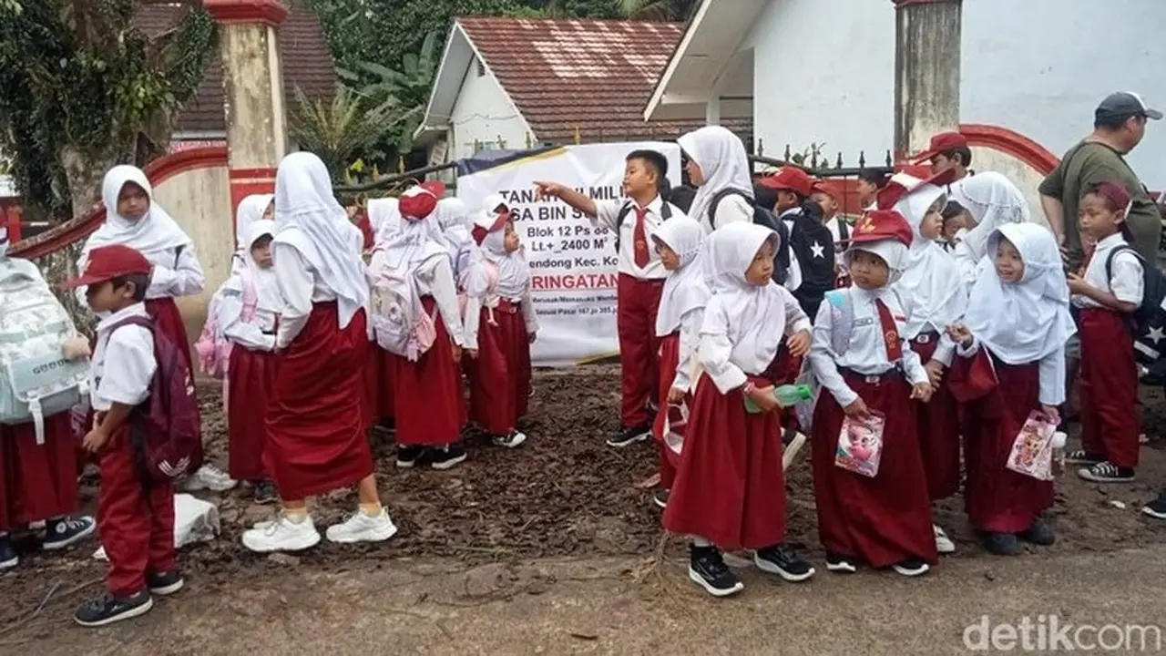 SDN Gerendong 1 Pandeglang Disegel Ahli Waris, Siswa Terpaksa Belajar Daring SDN Gerendong 1 Pandeglang Disegel Ahli Waris, Siswa Terpaksa Belajar Daring