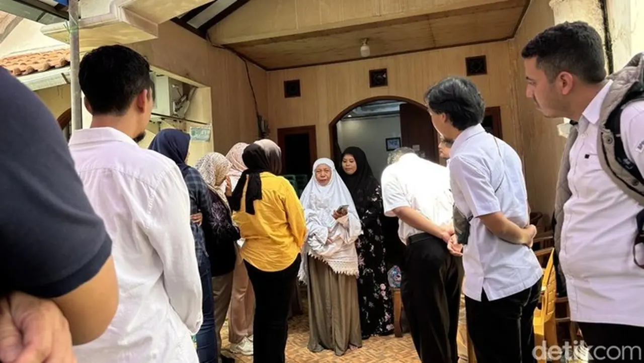 Rumah Orang Tua Pegawai KKP Penumpang Pesawat ATR yang Jatuh Ramai Didatangi Kerabat Rumah Orang Tua Pegawai KKP Penumpang Pesawat ATR yang Jatuh Ramai Didatangi Kerabat