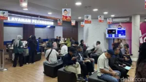 Banjir Lumpuhkan Jalur Kereta, Penumpang Terpaksa Carter Mobil Tegal-Jakarta